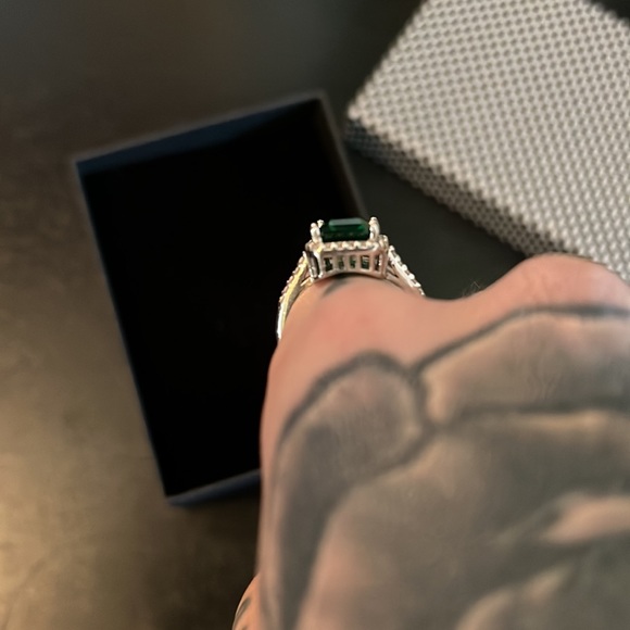 Size 7 925 silver and emerald ring with crystals - Picture 4 of 10